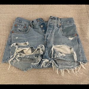 LEVIS 501 Short in light blue washed with distressed edges in the front. Size 24